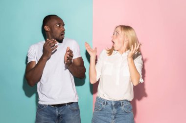 Güzel kadın ve afro kadın arıyor izole üzerinde pembe sürpriz