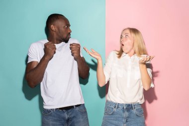 Güzel kadın ve afro kadın arıyor izole üzerinde pembe sürpriz