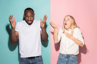 Güzel kadın ve afro kadın arıyor izole üzerinde pembe sürpriz