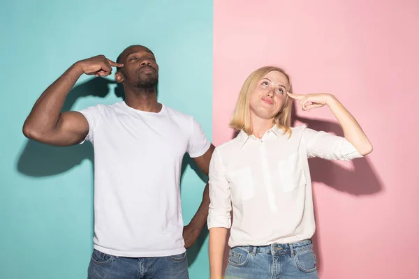 Man och kvinna poserar på studio under gräl — Stockfoto