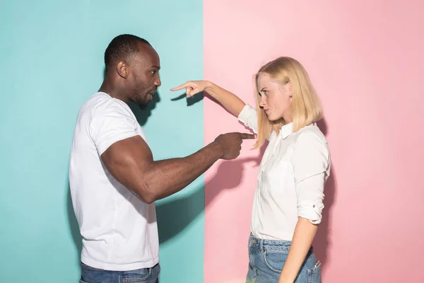 Pria dan wanita berpose di studio selama bertengkar — Stok Foto