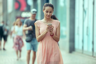 Dışarıda cep telefonuyla konuşan güzel bir kadın..