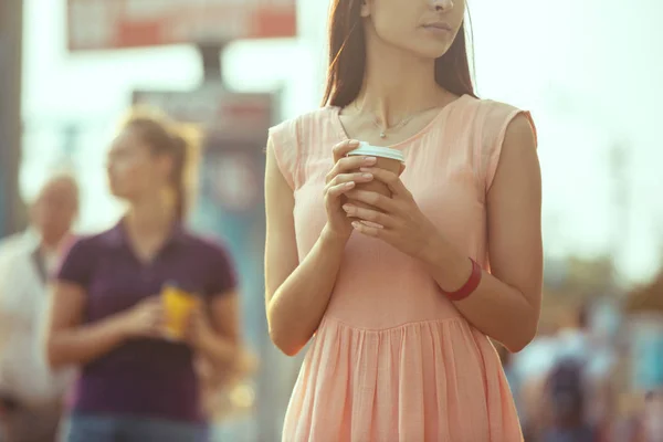 Schöne Mädchen Mit Pappkaffeebecher Und Genießen Den Spaziergang Der Stadt — Stockfoto