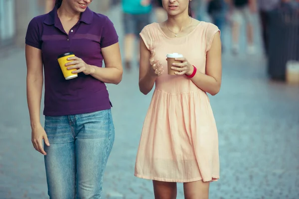 Schöne Mädchen mit Pappkaffeetasse und genießen den Spaziergang in der Stadt — Stockfoto