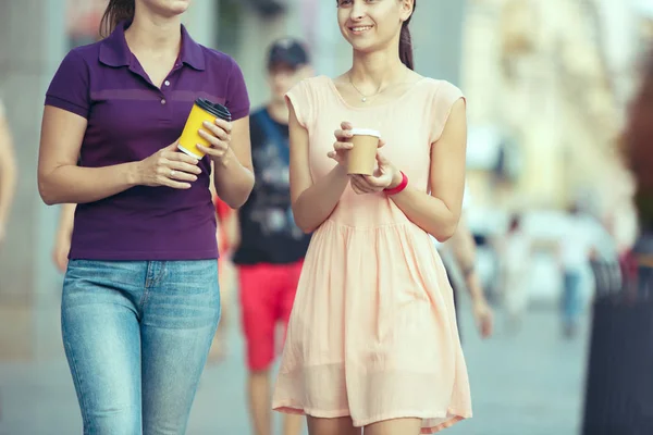 Όμορφα κορίτσια, κρατώντας το κύπελλο καφέ χαρτί και απολαμβάνοντας τη βόλτα στην πόλη — Φωτογραφία Αρχείου