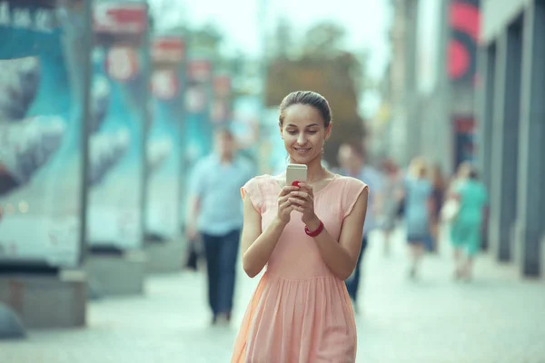 Mladá krásná žena mluví na mobilním telefonu venku. — Stock fotografie