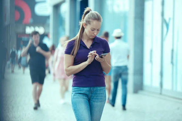 Mladá krásná žena mluví na mobilním telefonu venku. — Stock fotografie