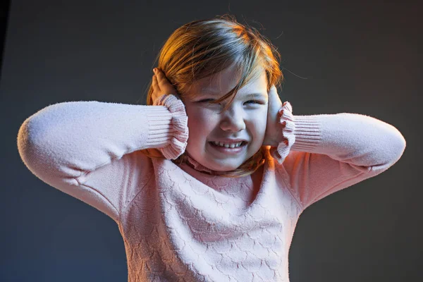 A düh és a meglepett tini lány — Stock Fotó