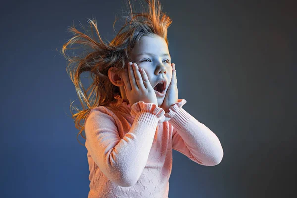 A raiva e surpresa adolescente menina — Fotografia de Stock