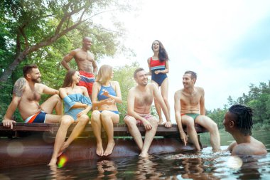 Arkadaş grubu zevk nehir parti. Gençlerin grup güzel mutlu birlikte nehirde