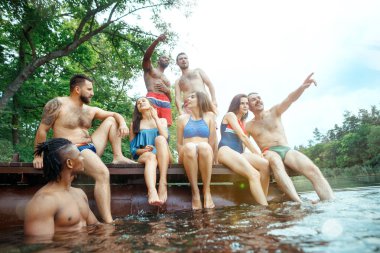 Arkadaş grubu zevk nehir parti. Gençlerin grup güzel mutlu birlikte nehirde