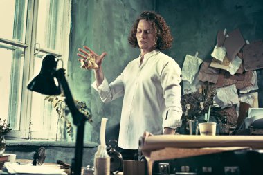 Yazar iş başında. Masanın ayakta ve zihninde bir şey yapma yakışıklı genç yazar