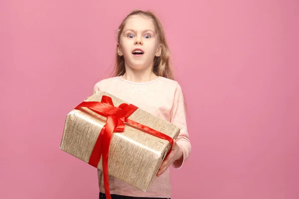 Imagen de niña feliz con caja de regalo — Foto de Stock