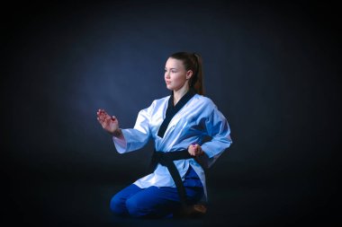 Siyah kuşak karate kızla