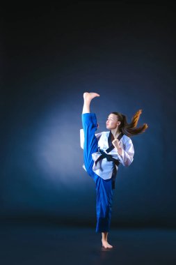 Siyah kuşak karate kızla