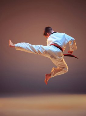 Genç çocuk eğitim karate mavi zemin üzerine