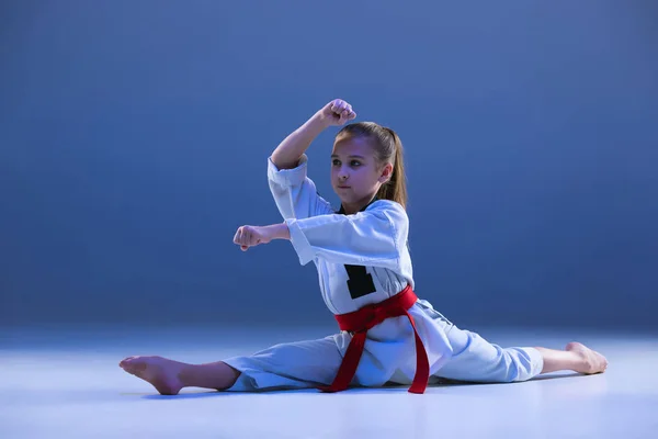 Jong Meisje Opleiding Karate Blauwe Studio Achtergrond — Stockfoto