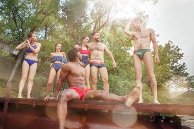 Arkadaş grubu zevk orman parti. Grup güzel mutlu genç erkek ve kızlar birlikte nehirde yüzme. Yaz, parti, macera, gençlik, dostluğunu kavramı