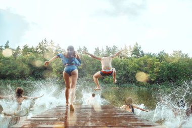 Arkadaş grubu zevk nehir parti. Gençlerin grup güzel mutlu birlikte nehirde