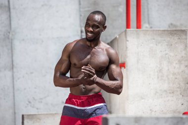 Fit atlet Stadyumu'nda egzersizleri yapıyor. Afro veya Afrika kökenli Amerikalı adam açık City. Spor egzersizleri çekin. Fitness, sağlık, yaşam kavramı