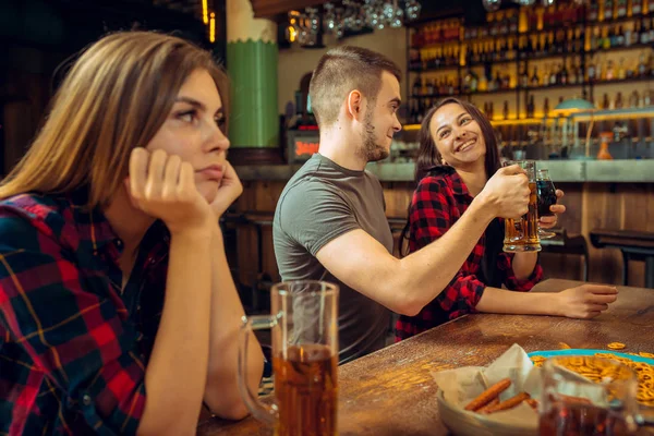 Conceito Pessoas Lazer Amizade Comunicação Amigos Felizes Bebendo Cerveja Falando — Fotografia de Stock