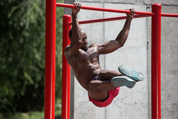 Atlet Stadyumu'nda egzersizleri yapıyor