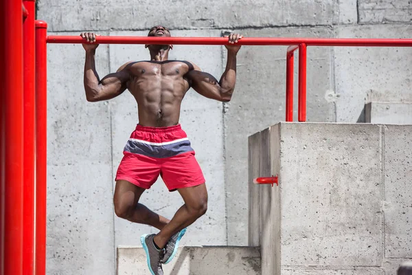 Atleta fazendo exercícios no estádio — Fotografia de Stock