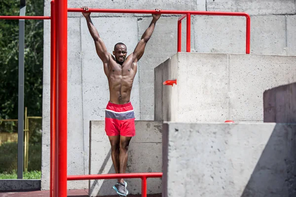 Atleta haciendo ejercicios en el estadio — Foto de Stock