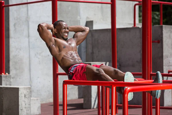 Atleta fazendo exercícios no estádio — Fotografia de Stock