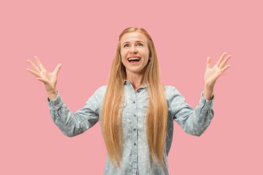 Kazanan başarılı kadın mutlu kendinden geçmiş bir kazanan olmak kutluyor. Dinamik enerjik görüntü kadın modeli