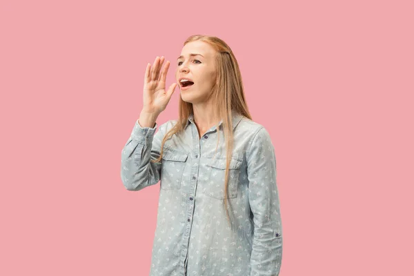 Isolerad på rosa casual kvinna skrika på studio — Stockfoto