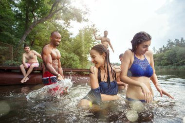 Arkadaş grubu zevk nehir parti. Gençlerin grup güzel mutlu birlikte nehirde