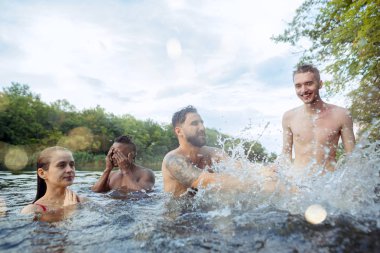 Arkadaş grubu zevk nehir parti. Gençlerin grup güzel mutlu birlikte nehirde