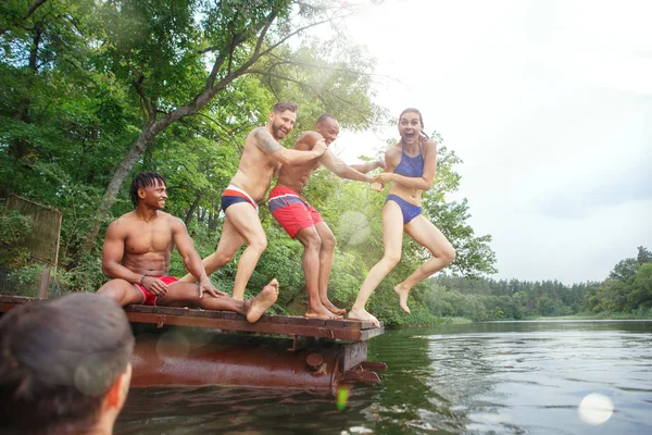 친구 들과 함께 즐기는 강 파티. 함께 강가에서 아름 다운 행복 한 젊은 사람들의 그룹 — 스톡 사진