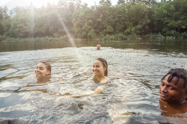 Disfrutando de la fiesta en el río con amigos. Grupo de jóvenes felices y hermosos en el río juntos —  Fotos de Stock