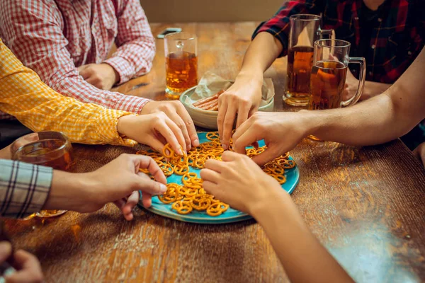 Lidé, volný čas, přátelství a komunikační koncept - happy přátelé pití piva, mluví a cinkání brýle na bar či hospodu — Stock fotografie