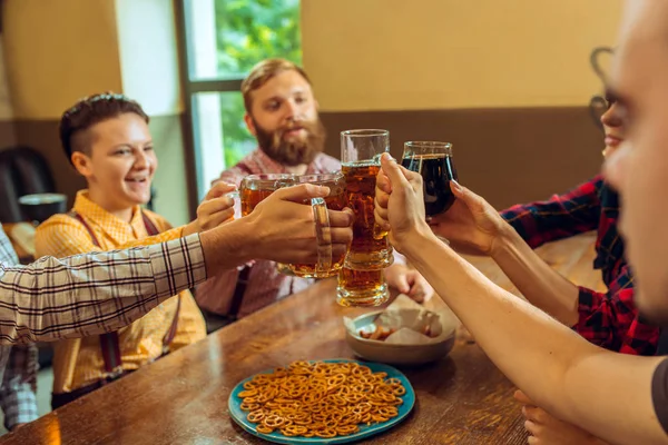 人、 休闲、 友谊和沟通的概念 — — 快乐的朋友喝啤酒，说话和无比眼镜在酒吧或酒馆 — 图库照片