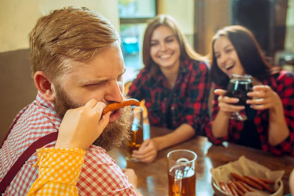 사람, 레저, 우정 및 통신 개념-맥주를 마시는 행복 한 친구 얘기 하 고 부딪치는 안경에 바 또는 펍 — 스톡 사진