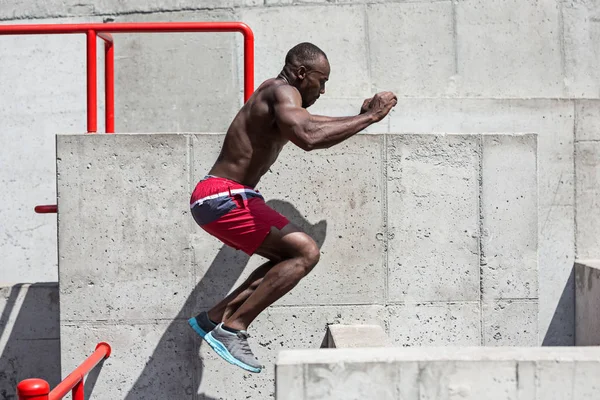 Atleta fazendo exercícios no estádio — Fotografia de Stock