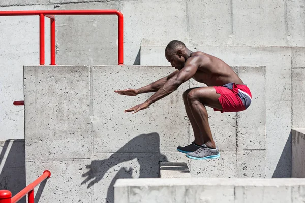 Atleta haciendo ejercicios en el estadio — Foto de Stock