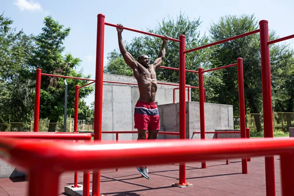 Atleta fazendo exercícios no estádio — Fotografia de Stock