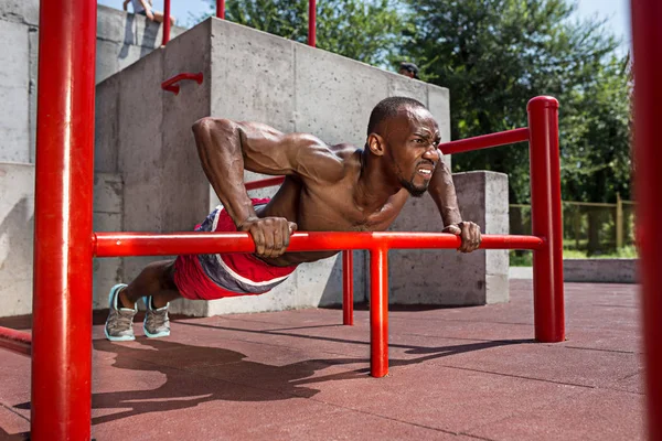 Atlet Stadyumu'nda egzersizleri yapıyor