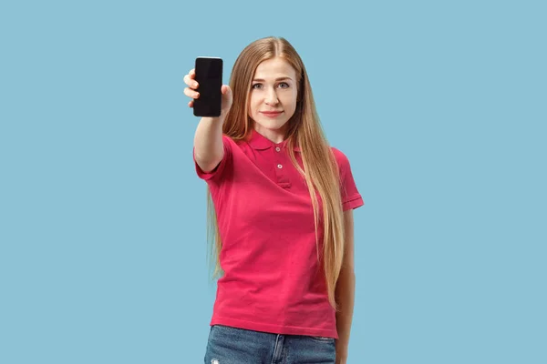 Ritratto di una ragazza casuale fiduciosa che mostra lo schermo bianco del telefono cellulare isolato su sfondo blu — Foto Stock