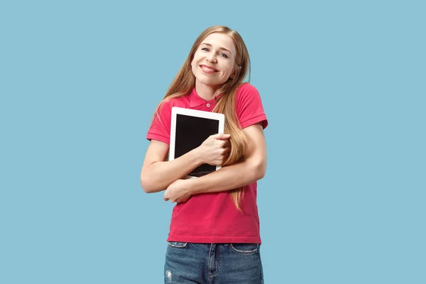 Mavi kırmızı dizüstü bilgisayar ile mutlu işkadını — Stok fotoğraf
