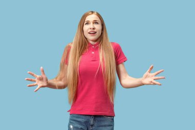 Güzel kadın sürpriz olarak izole mavi arıyor