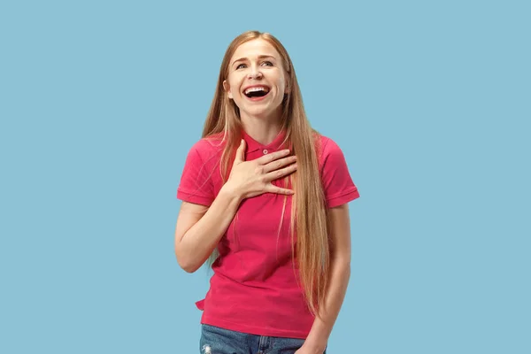 A mulher de negócios feliz de pé e sorrindo contra o fundo azul . — Fotografia de Stock