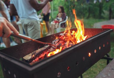 şömine ile lots-in ağaçları Barbekü için hazır