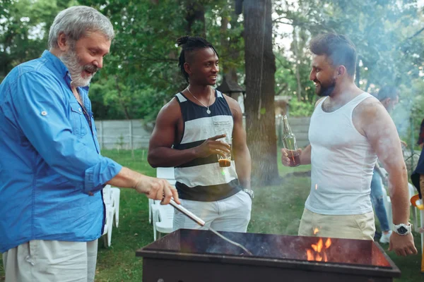 Group of friends making barbecue in the backyard. concept about good and positive mood with friends — Stock Photo, Image