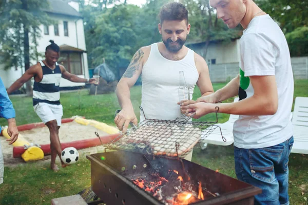 Group of friends making barbecue in the backyard. concept about good and positive mood with friends — Stock Photo, Image