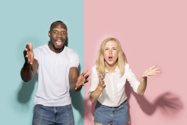 Afro çift izlerken spor maç TV evde, başarılı oyun şaşırttı. Farklı duygular kavramı. Afro-Amerikan erkek ve kadın ile Studio vurdu